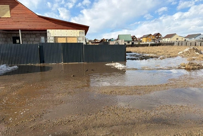 «Спасем, как в Тулуне»: жители Урика в отчаянии из-за потопа во дворах