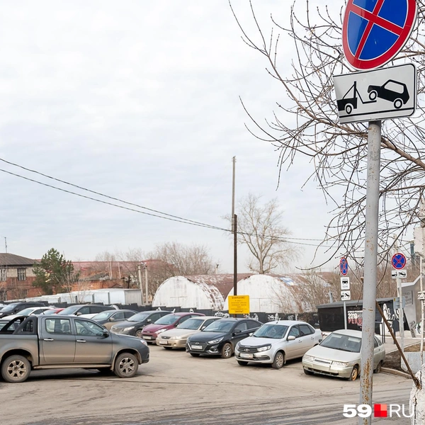 Знаки запрета остановки и парковки уже стоят, но продолжают стоять и машины | Источник: Василина Любимова / 59.RU