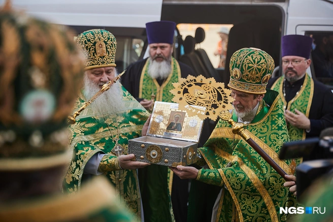 Мощи привезли по благословению Патриарха Кирилла | Источник: Александр Ощепков / NGS.RU