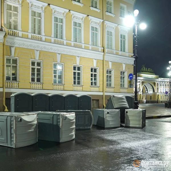 У Дворцовой разметало туалеты, светофор упал, но всё равно светит. Что наделал ветер — кадры с улиц | Источник: Павел Даиси / «Фонтанка.ру»