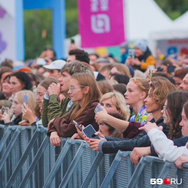Еще до выхода DJ Smash зрители уже приготовили телефоны: чтобы не пропустить старт концерта и сразу начать снимать | Источник: Тимофей Калмаков / 59.RU