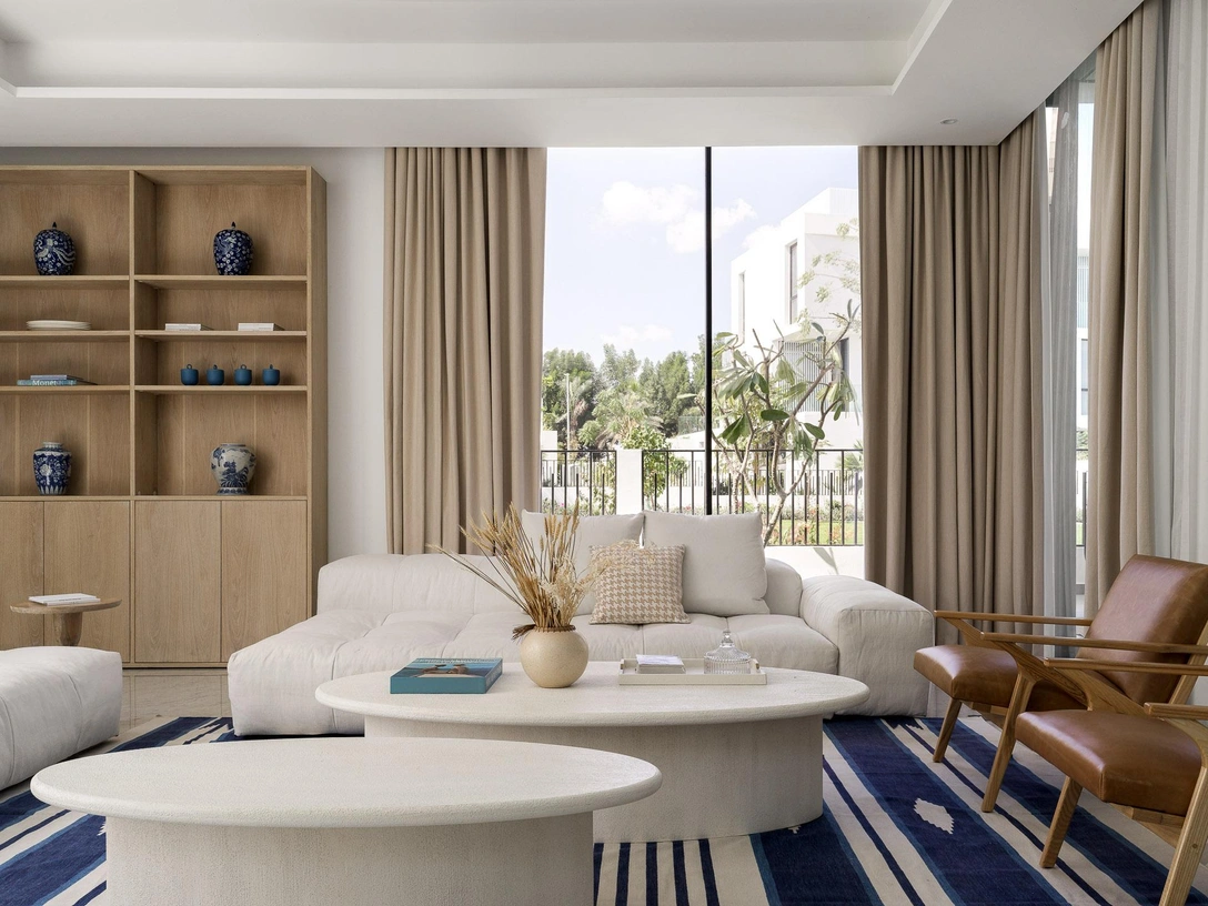 Гостиная. Диван, Saba. Кресла, Crate & Barrel. Журнальные столы, Wood & Steel. Приставной столик, D&D Home. Ковер, From Jaipur with Love. Стеллаж произведен по эскизам дизайнера. | Источник: Сергей Красюк