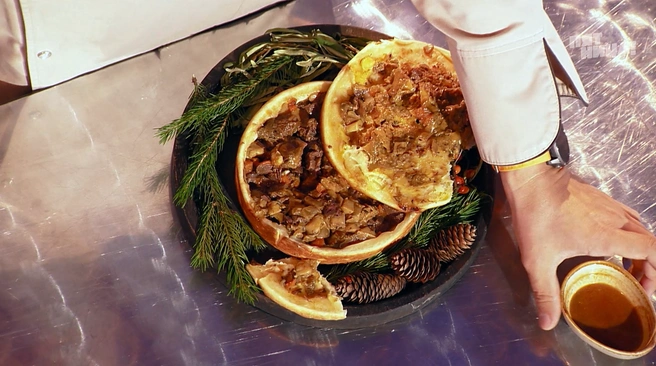 Пирог с мясом и грибами пришелся по вкусу | Источник: «Битва шефов», friday.ru