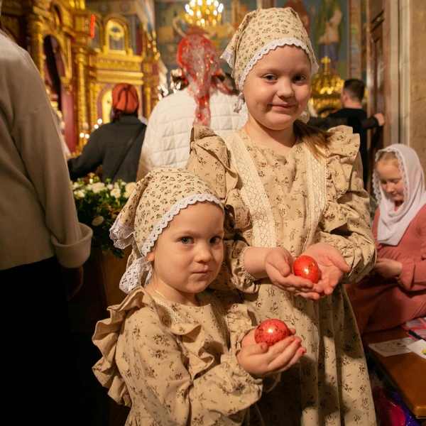 «Христос воскресе» сегодня звучит часто | Источник: ugraeparhia.ru