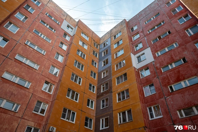 В таком цвете дом выглядит заметно интереснее и эффектнее, чем в стандартном сером | Источник: Александр Куренной / 76.RU