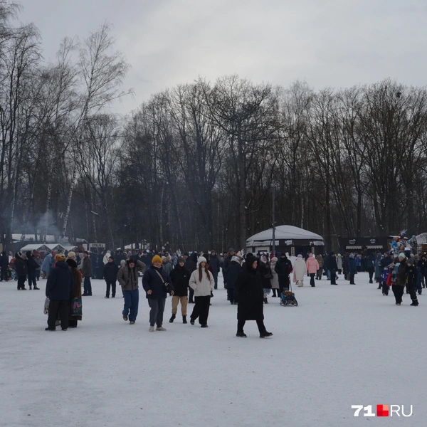 Возле фонтанной площади в парке было не продохнуться | Источник: Максим Улитов / 71.RU