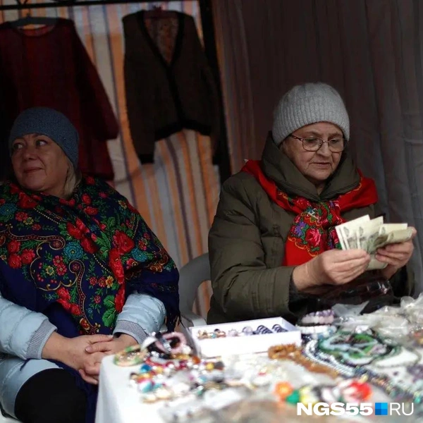 Первые монетки в копилке! Продавец улыбается — день удался | Источник: Евгений Софийчук / NGS55.RU