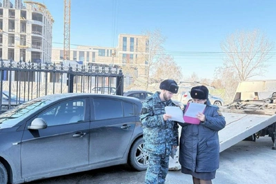 Автомобиль новосибирца арестовали за долги после засады