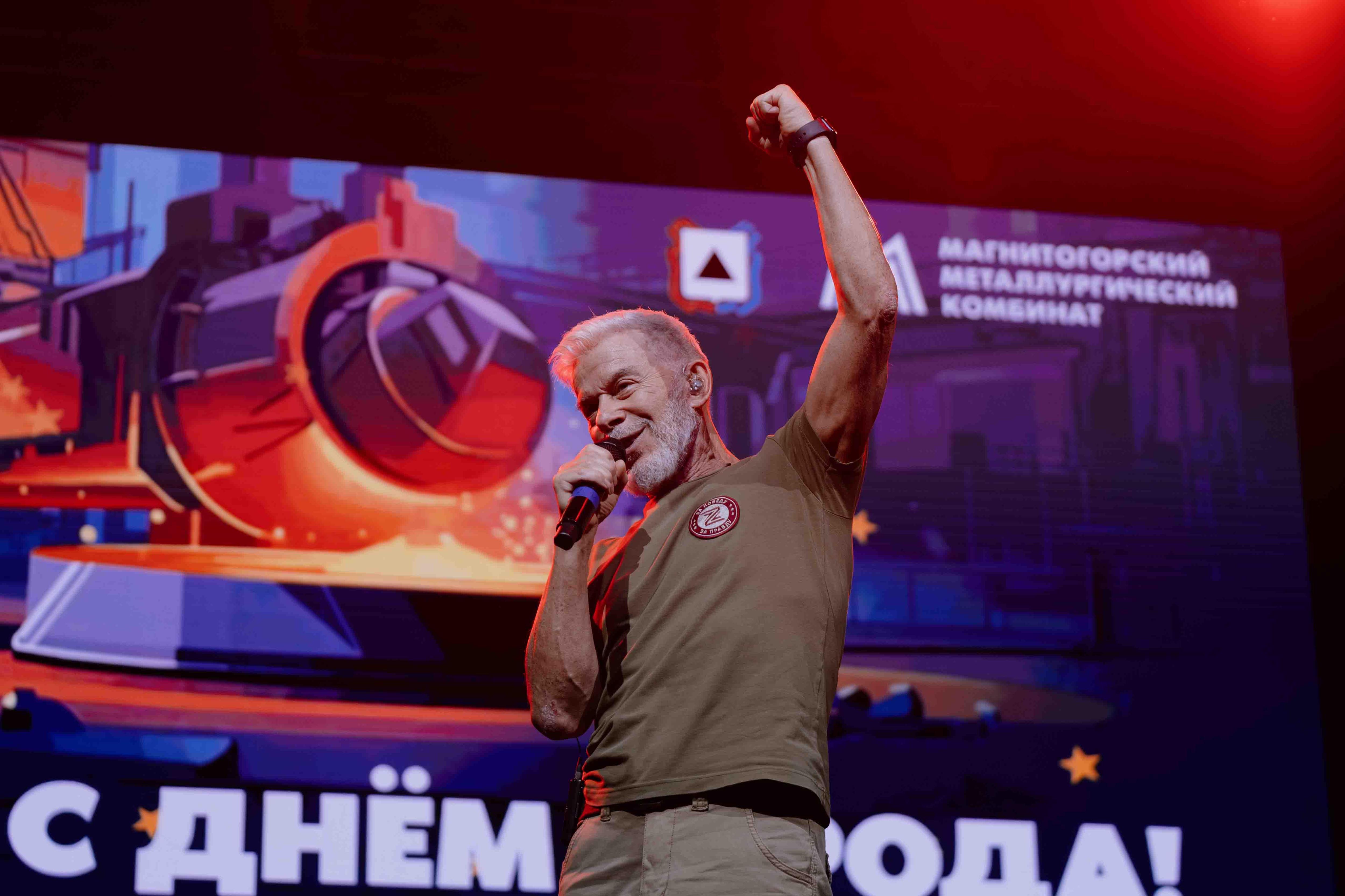 «Только через пять дней еще 74 будет»: Олег Газманов зажег в Магнитогорске и заставил встать весь зал