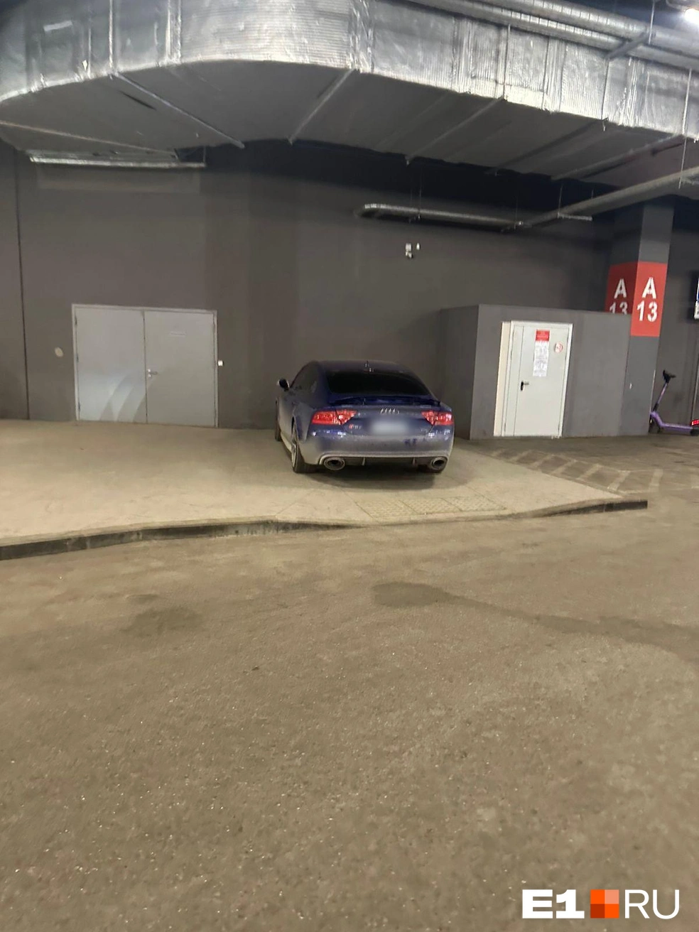 Автомобиль припарковался на пешеходной зоне | Источник: Предоставлено ТЦ