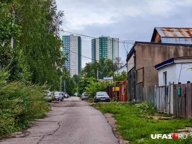 Эти высотки пока что-то далекое для этого района | Источник: Булат Салихов / UFA1.RU
