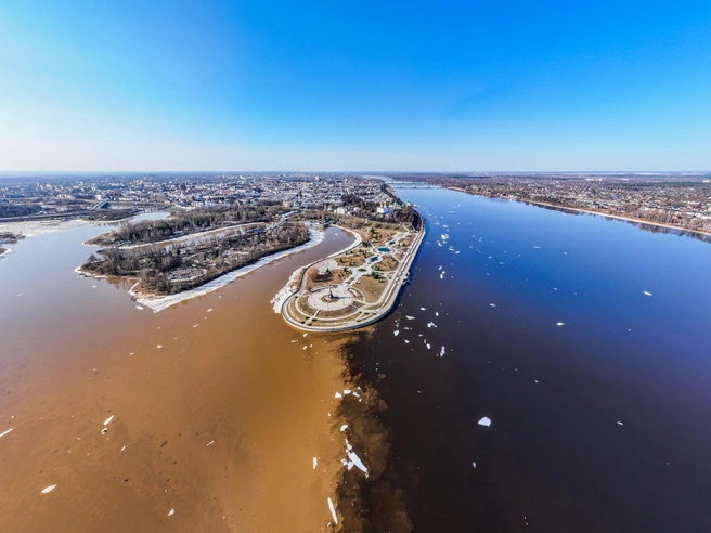 Вода в Которосли приобрела цвет, напоминающий кофе с молоком. | Источник: Александр Давидик / Vk.com