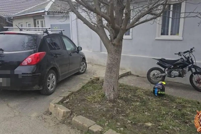 Подросток на питбайке врезался в стену и Nissan в Ставрополе