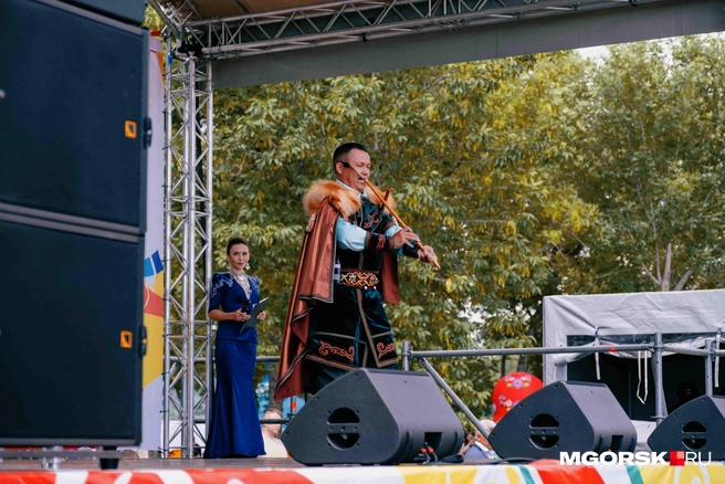 Один из ориентиров для гостей cегодня — звук курая. Идите на него, не ошибетесь | Источник: Даниил Пономаренко / MGORSK.RU