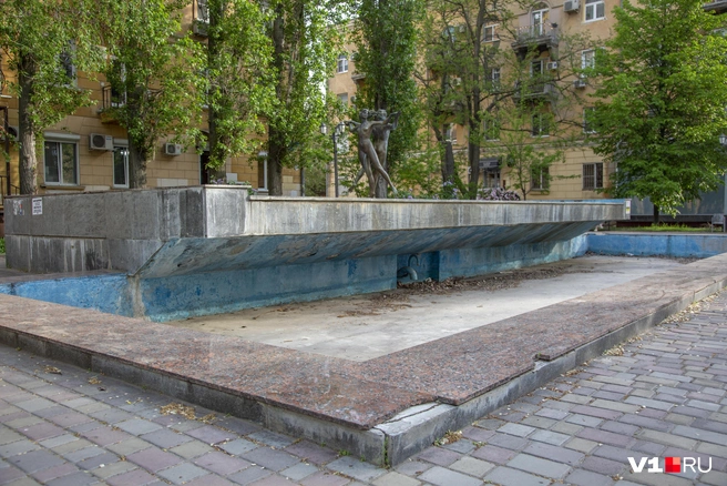 Найти подрядчика для ремонта фонтана найти так и не удалось | Источник: Константин Завриков / V1.RU