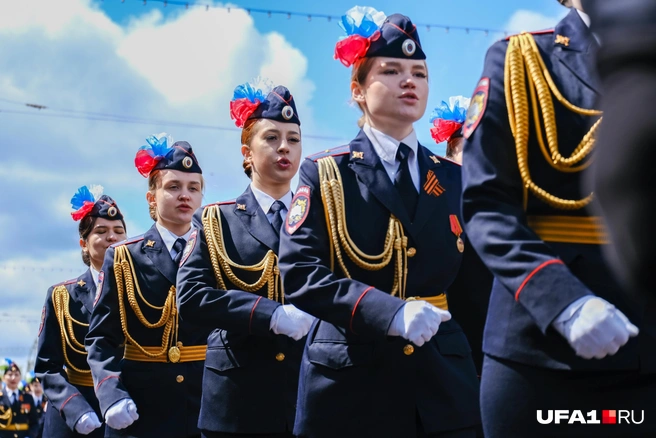 Как поется в одной знаменитой песне, первым делом — открытки на 9 Мая, ну а девушки потом | Источник: Булат Салихов / UFA1.RU
