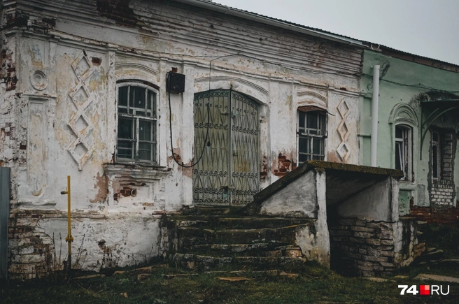 Так, мы в центре. И географическом, и историческом — смотрите, какие дома. Для небольшого села вполне себе интересная архитектура | Источник: Виталий Гущинский