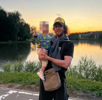 Мужчина часто гулял с дочкой | Источник: wormganger / Instagram (деятельность запрещена в РФ)