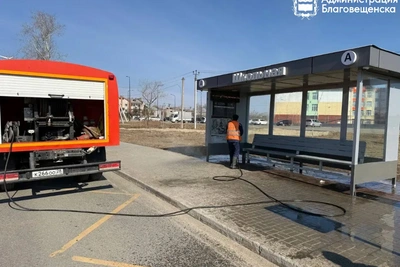 Весенняя уборка в Благовещенске: мойка остановок, чистка ливневок и дорог