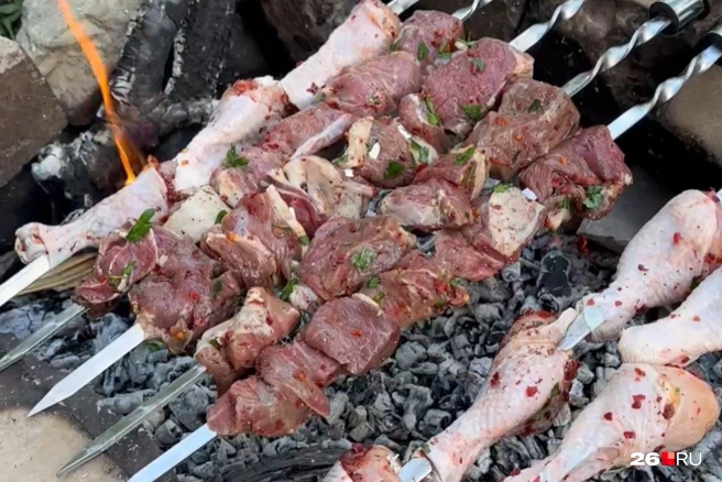 Шашлык на костре — главное развлечение вечера, когда света и интернета нет | Источник: Габриелла Захарова / 26.RU