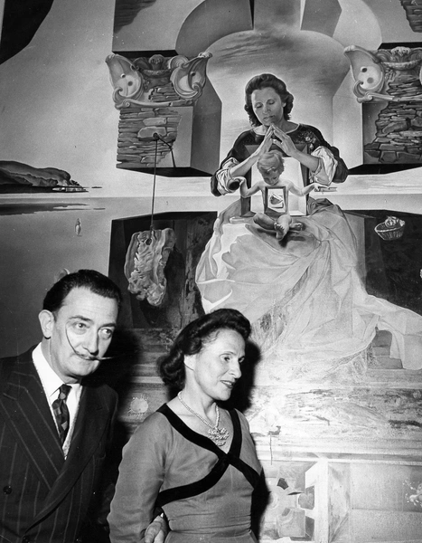 Сальвадор Дали с женой Галой перед картиной, для которой она позировала, 1955 г. | Источник: ullstein bild Dtl./Getty Images