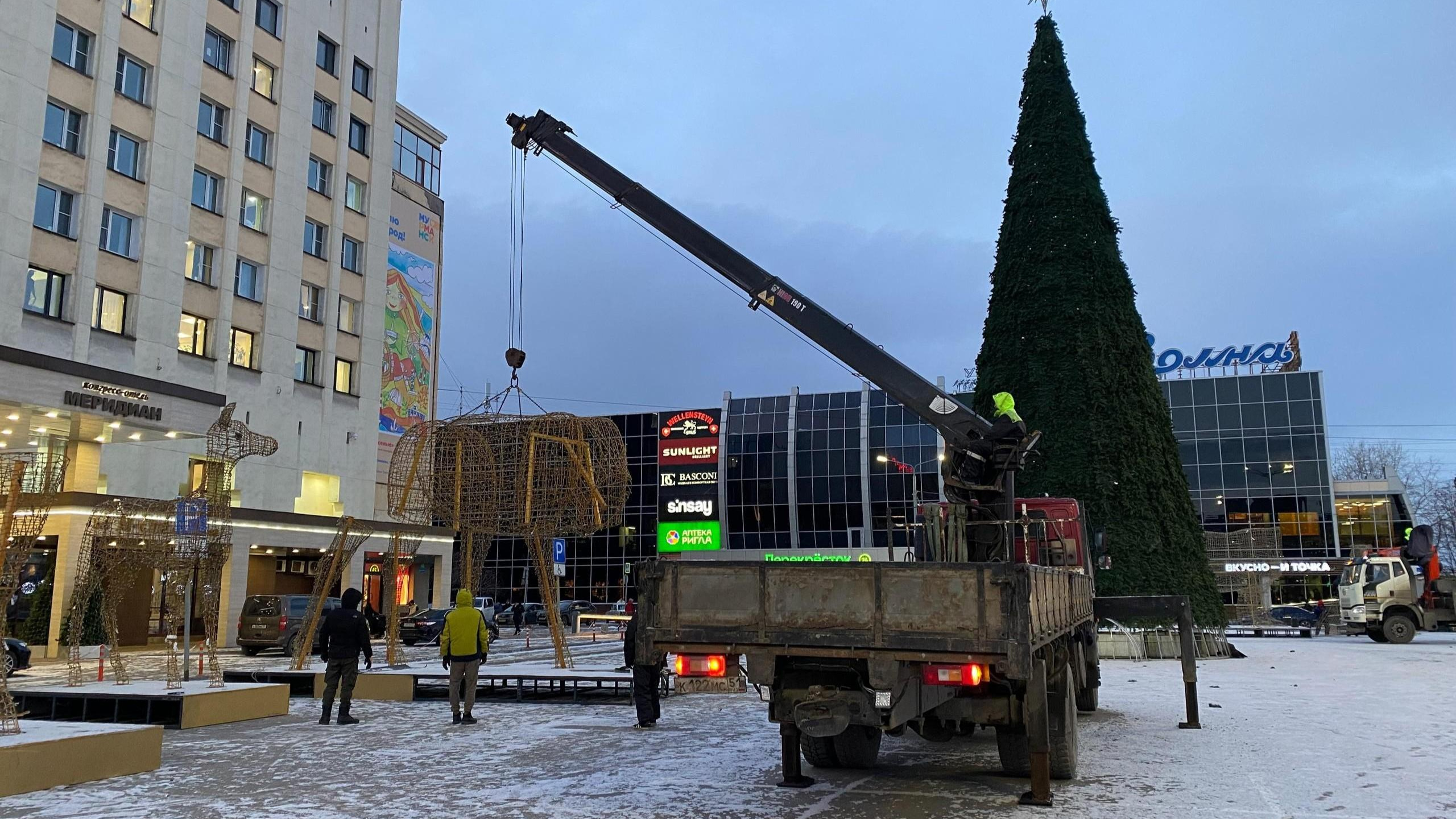 Стало известно, когда откроют главную елку в центре Мурманска 