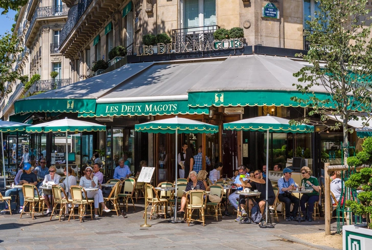 Знаменитое кафе «Дё маго» (Les Deux Magots) на  площади Сен-Жермен в  Париже | Источник: Ian G Dagnall / Alamy via Legion Media