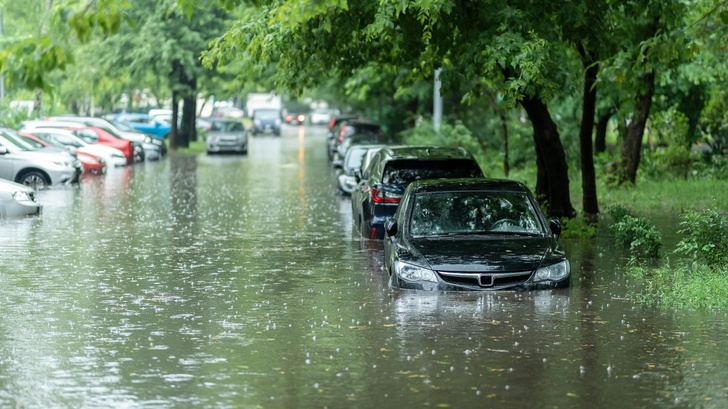 Что делать, если автомобиль затопило дождем, и можно ли его спасти