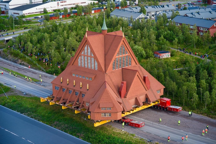 713 тонн: в Швеции перевезли 113-летнюю церковь на новое место | mydecor.ru