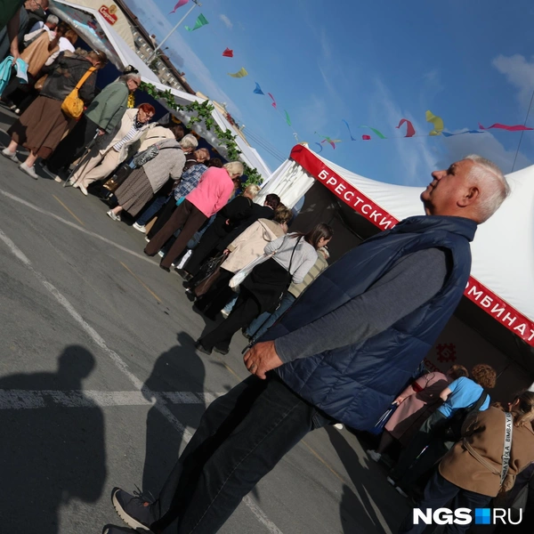 Мужчины помогают сибирячкам закупаться | Источник: Андрей Бортко / NGS.RU