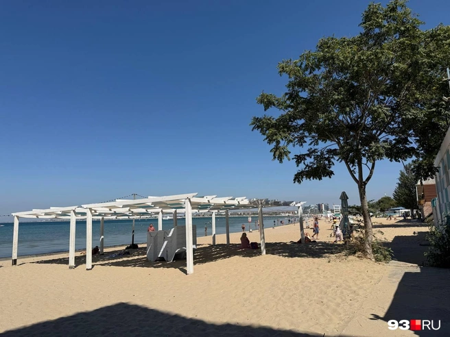 Шезлонги арендовать нельзя, пляж официально закрыт | Источник: Валерия Дульская / 93.RU