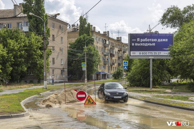 Те, кто недавно помыл машины, добрым и ласковым словом поминают всуе «Концессии водоснабжения» и надежность её сетей | Источник: Константин Завриков / V1.RU