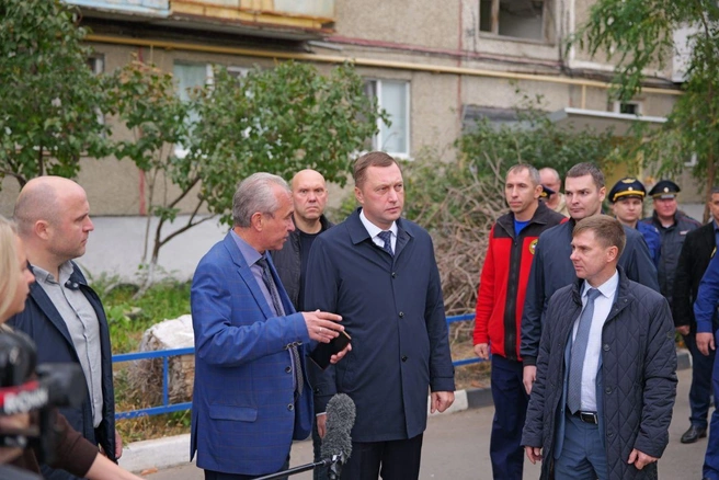 У поврежденного дома собралась делегация чиновников | Источник: Роман Бусаргин / Теlegram-канал