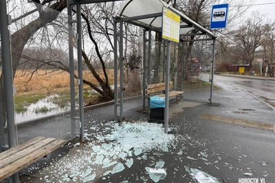 Третья автобусная остановка разбита во Владивостоке за неделю