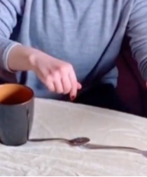 Выразительный трюк: забросить ложку в кружку вилкой (видео)
