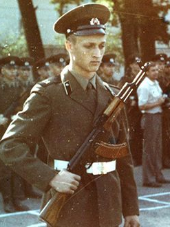 <p><strong>Гоша Куценко<br></strong><br>В 1980-х Гоша поступил в Львовский политехнический институт, но не доучился, поэтому был призван в Советскую Армию. Службу будущий актер проходил в войсках связи</p>