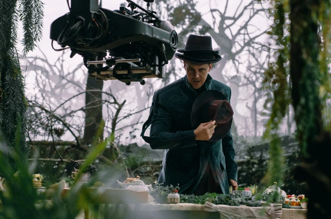 На съемочной площадке — Милош Бикович, играющий Шляпника | Источник: «Кинопоиск»