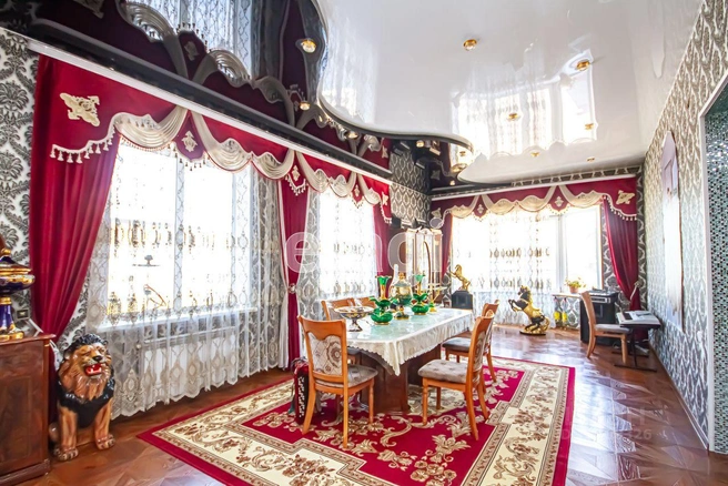 Есть и фарфоровые кони, и львы | Источник: novosibirsk.n1.ru (АН «Этажи»)