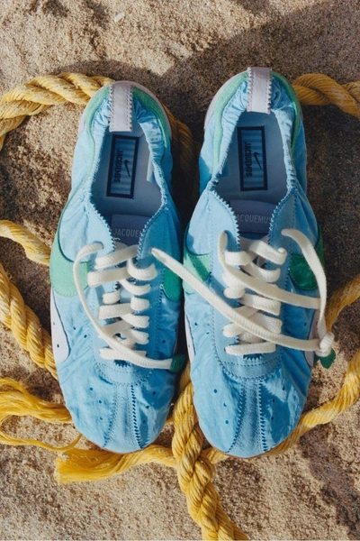 Голубой сатин и свуш из страуса: Jacquemus и Nike выпустили новые кроссовки Moon Shoe | marieclaire.kz