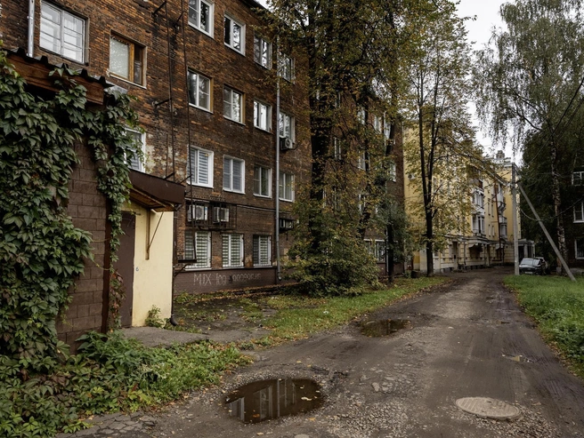 Во дворе от прежнего асфальтового покрытия дороги почти ничего не осталось | Источник: Александр Куренной / 76.RU