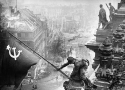 Свет и тьма войны: 15 фотографий с ВОВ, ставших символами эпохи