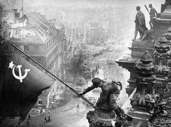 Свет и тьма войны: 15 фотографий с ВОВ, ставших символами эпохи