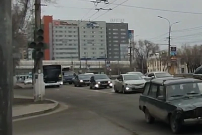 Перекресток в центре Волгограда погрузился в хаос