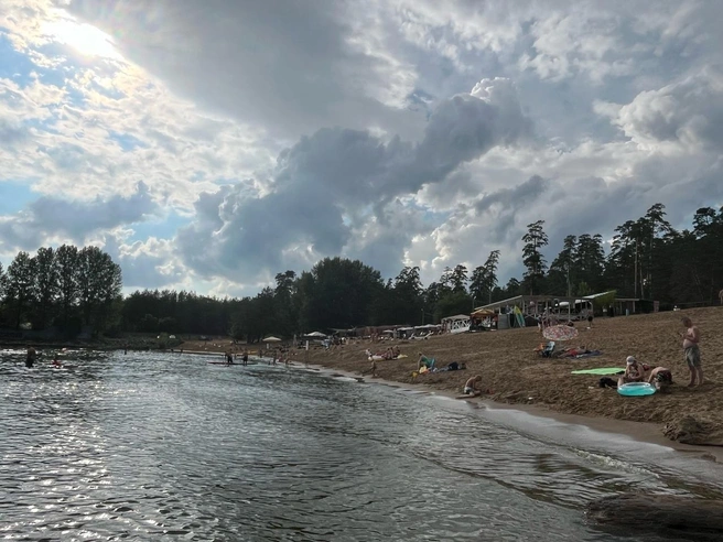 Пологий вход в воду, мягкая вода, теплый песок — так выглядит Итальянский пляж | Источник: «Итальянский пляж Тольятти» / vk.com