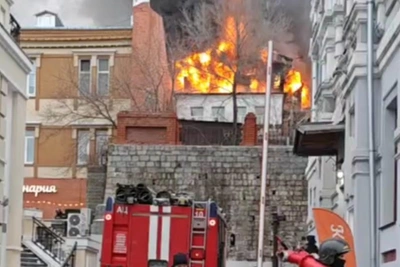 Историческое здание горит в центре Владивостоке