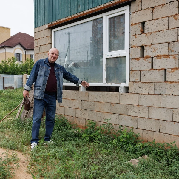 «Собачьи будки» не огорожены никаким забором | Источник: Алексей Волхонский / V1.RU