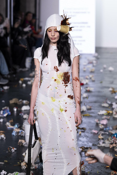 Грязь, мусор и падающие модели: зачем модные бренды устраивают трэш-шоу?