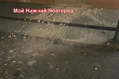 Штукатурка обрушилась с фасада исторического здания на Большой Покровской