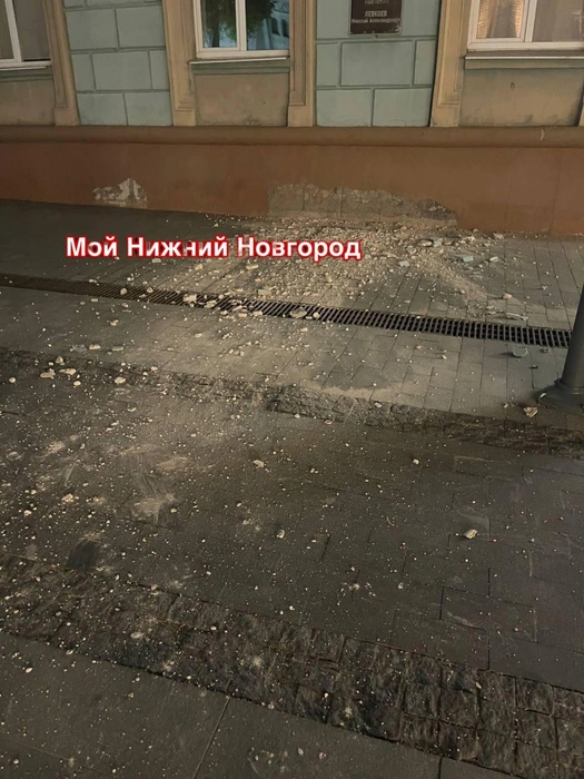 Штукатурка отвалилась со здания на Покровке | Источник: Мой Нижний Новгород / t.me
