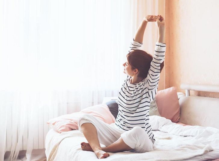 Проснулись — улыбнулись: 10 легких упражнений для утренней зарядки